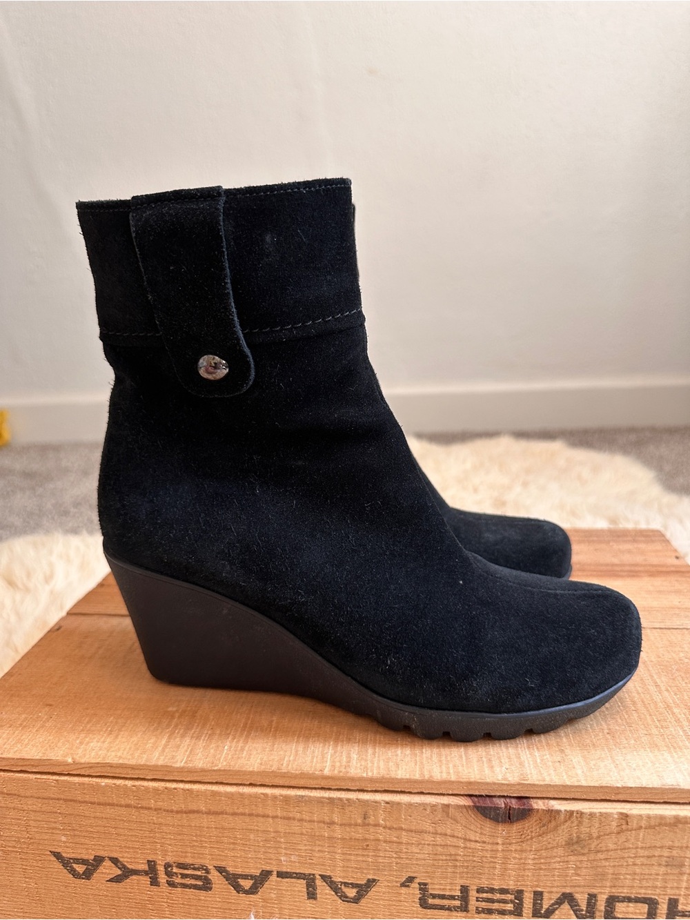 La Canadienne wedge waterproof suede leather bootie 6 1/2 M